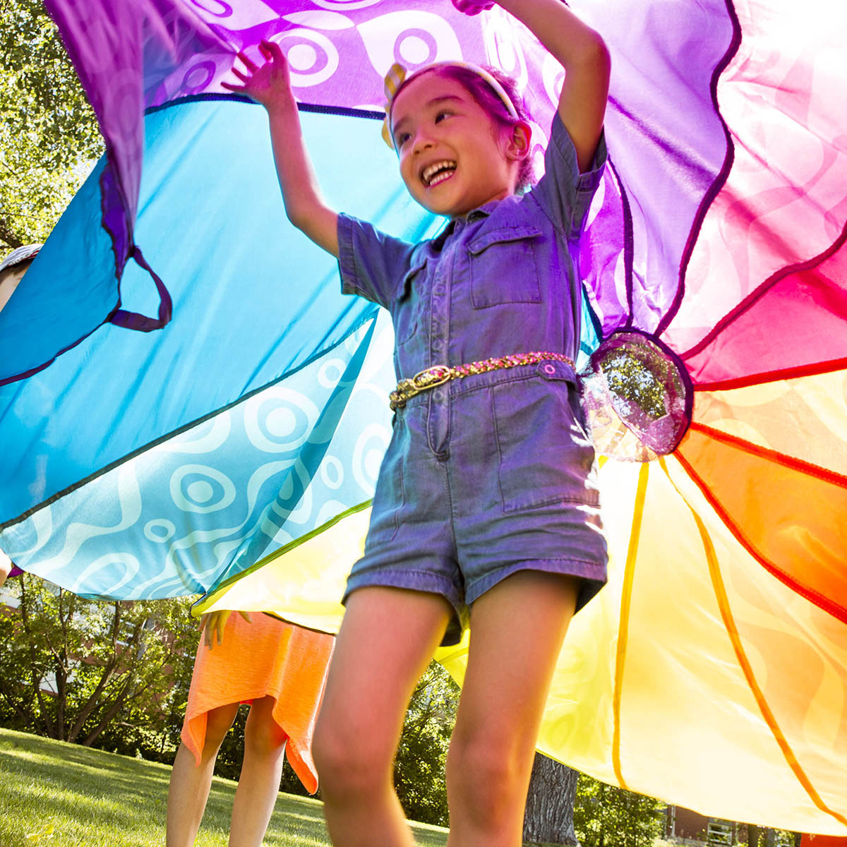 Фото3 Командная игра - РАДУЖНЫЙ ПАРАШЮТ (диаметр 245 см, в комплекте 15 пластиковых шариков) Каталог